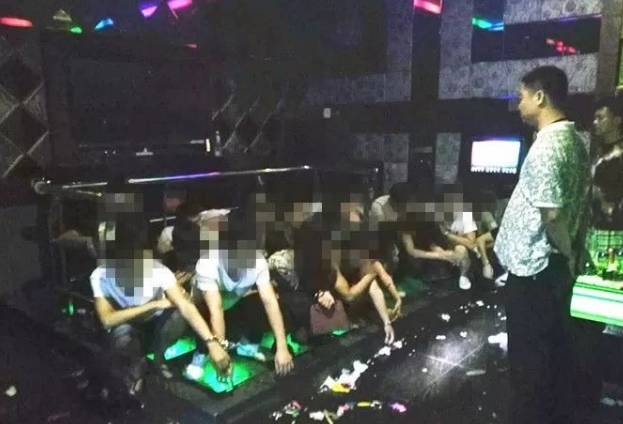 KTV聚众吸毒事件，夜查毒品狂欢，17名男女被一锅端