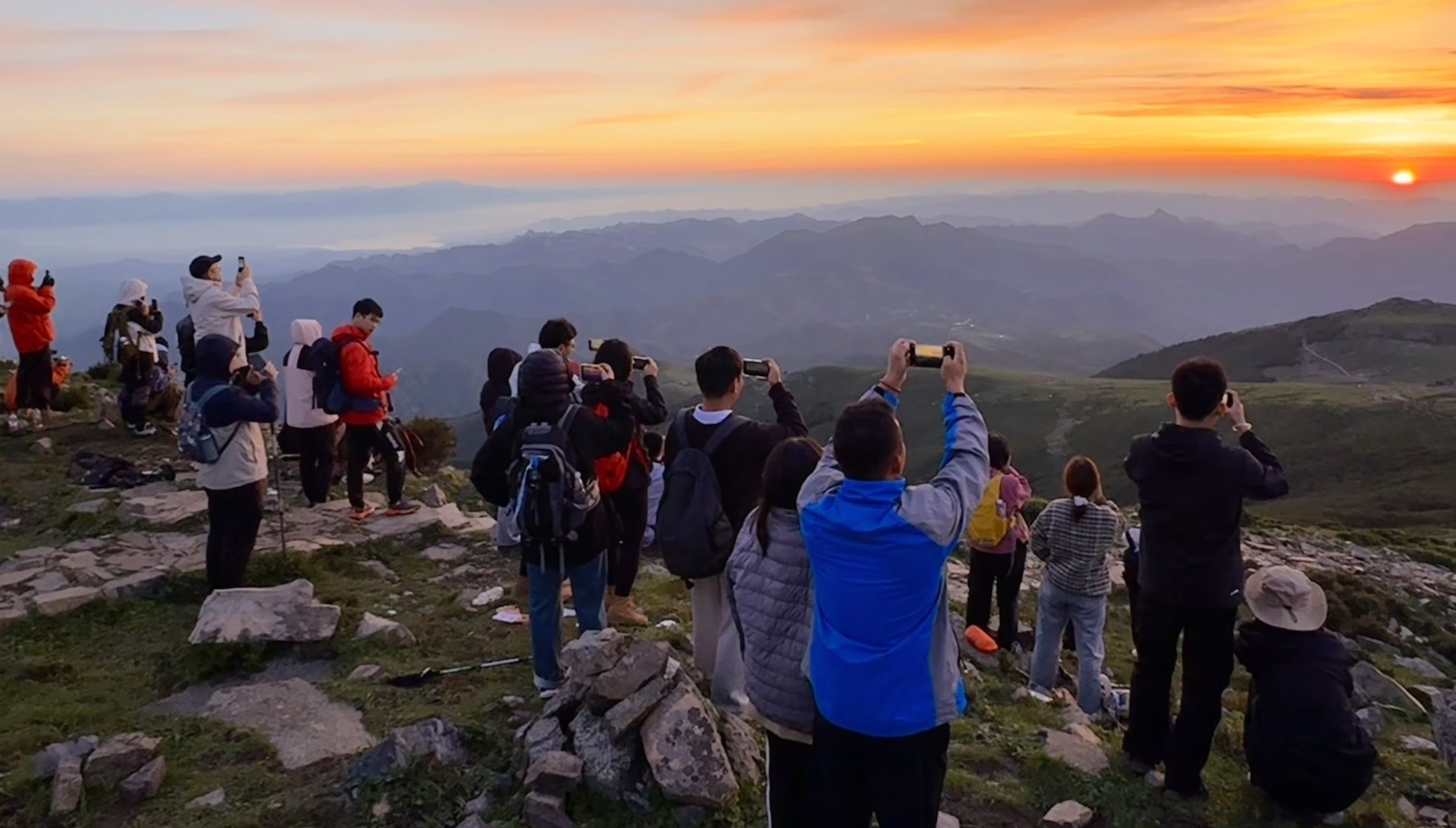 武夷山夜爬游客烧火引发安全隐患与旅游责任热议