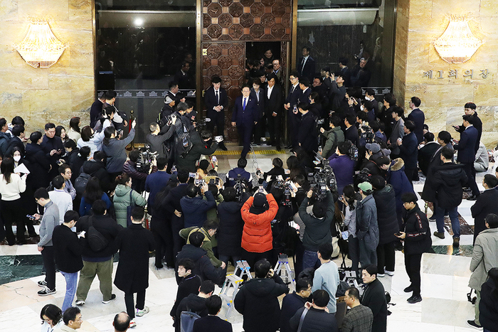 韩国国会出入口关闭事件，在野党辅佐团与警方对峙，冲突升级风险分析