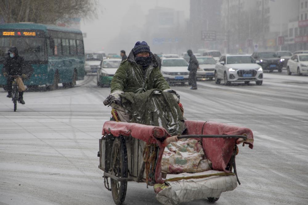 黑龙江鹤岗破纪录降雪，雪域奇观与应对挑战