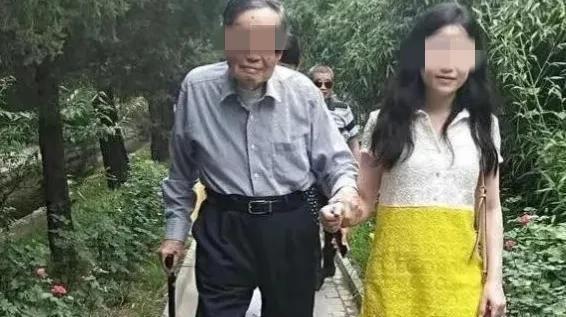 家庭风波与个人选择，如何化解老人恋爱中的家庭矛盾与尊重女友权益？