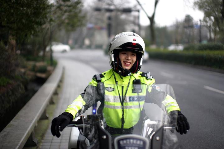 杭州美丽女骑警神似贾静雯，力量与美貌并重