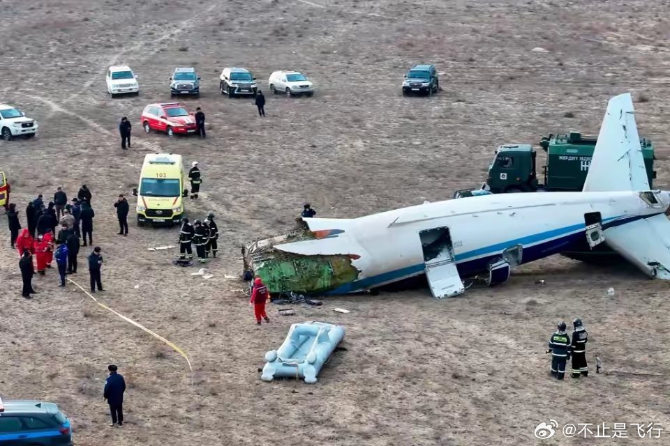 阿塞拜疆航空客机坠毁瞬间，生与死的机舱内画面