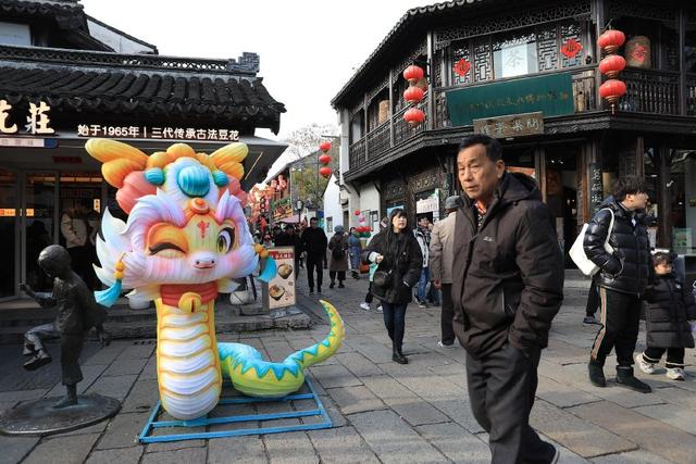 昆明步行街蛇宝宝花灯，丑萌文化魅力闪耀街头