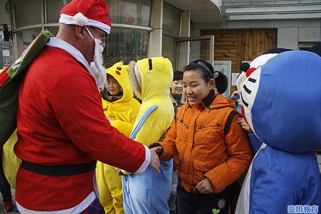 学校老人撬门进校遭泼冷水事件引发热议，学校报警处理