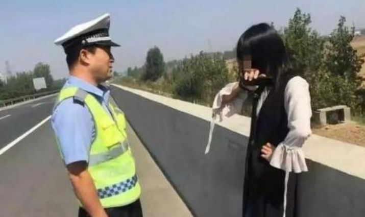 女生拒绝司机绕路遭弃高速公路，安全意识的提升引发公共道德反思