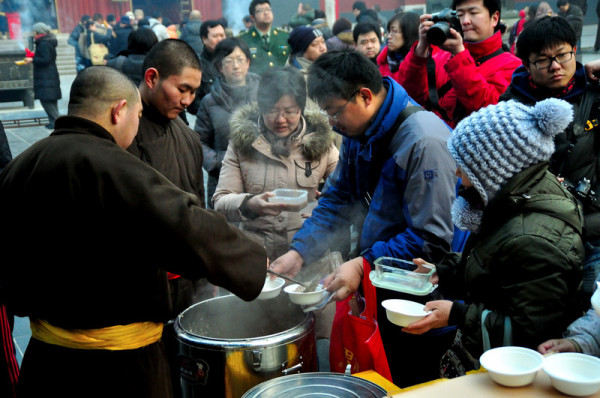 腊八雍和宫万人排队领粥，传统韵味与现代风采的交融