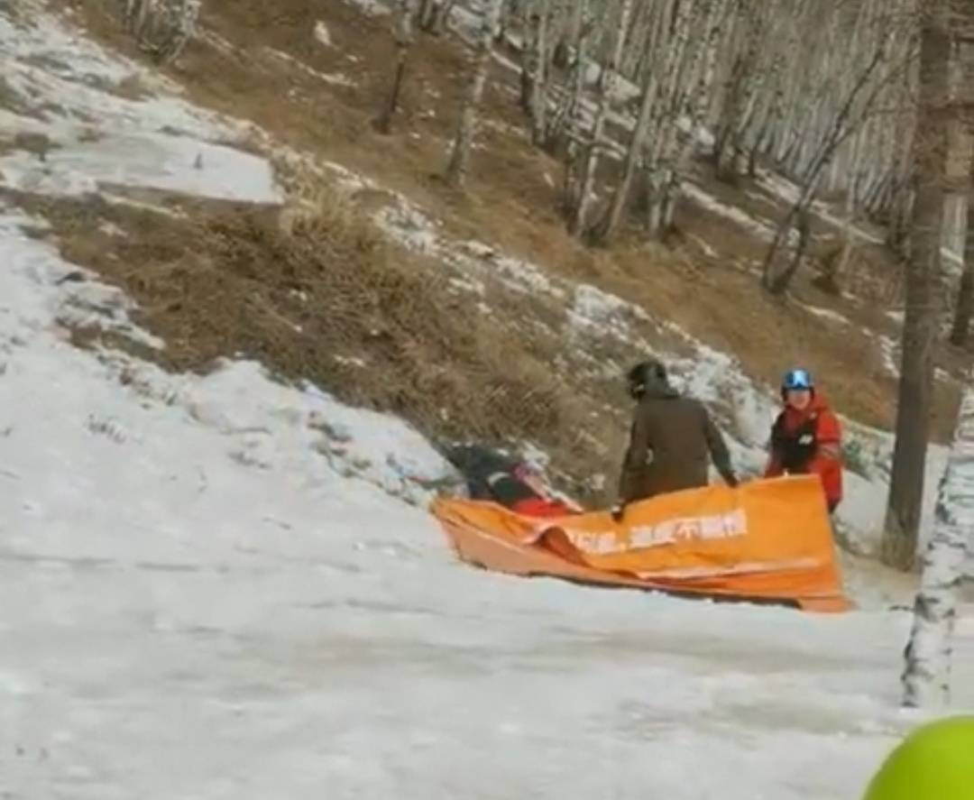 张家口云顶滑雪场发生游客坠落事故，滑雪安全引关注