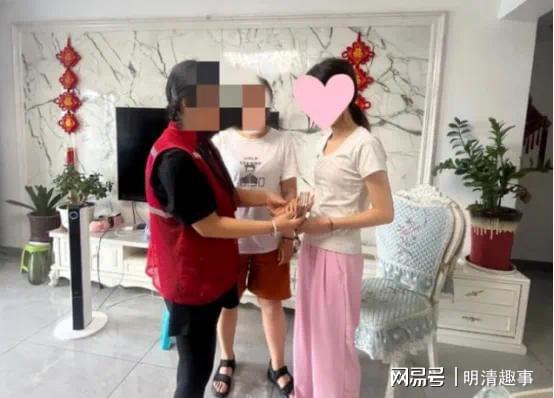 女子赠闺蜜三万金镯见证珍贵友情与深厚嫁妆