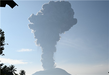 印尼伊布火山喷发，灰柱直冲天际，喷涌高度达三千米