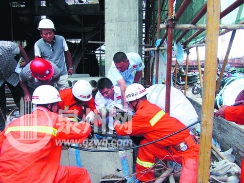 女子路过施工区域遭钢筋砸中身亡，悲剧事件震惊社会