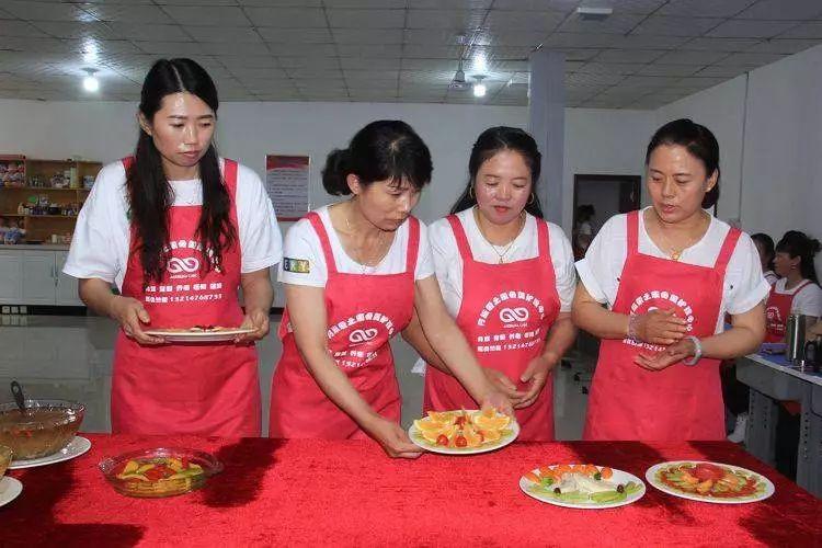 女子找不到月嫂，选择给婆婆报培训班，家庭育儿新模式探索实践之路