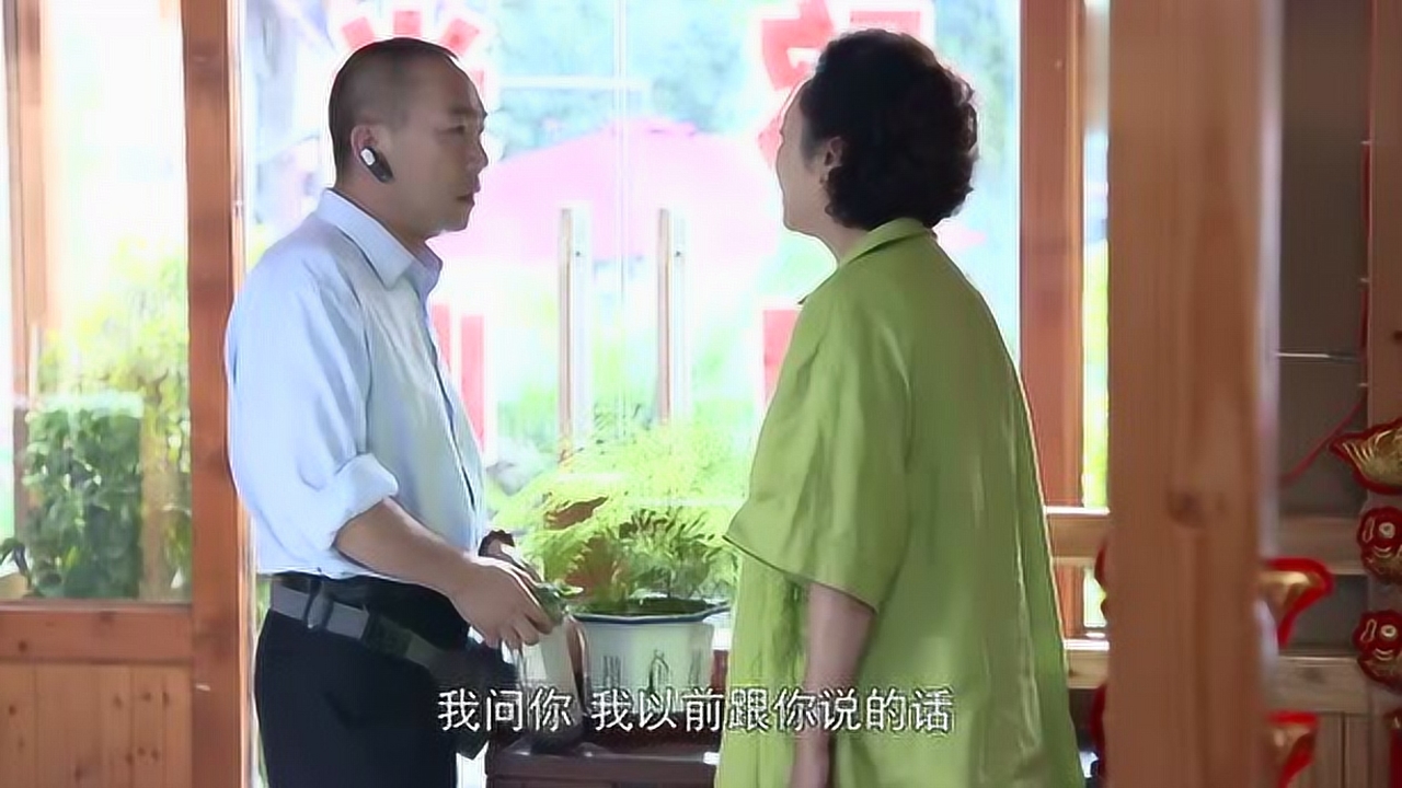 儿子演绎傲骨精神，不屈不挠，永不低头的故事