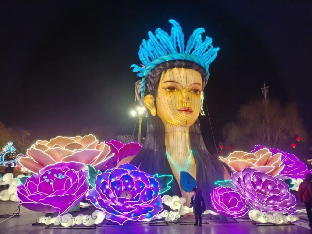 辽宁朝阳女神形象花灯引发争议，传统与现代审美的碰撞之光