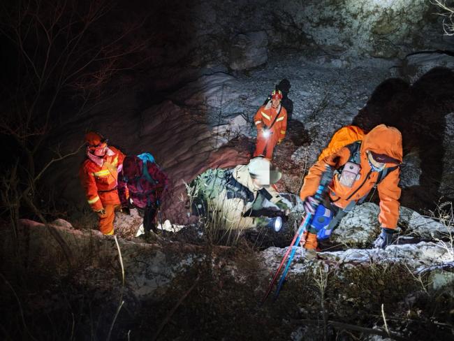 雪夜野山中的生死考验，驴友被困惊险纪实