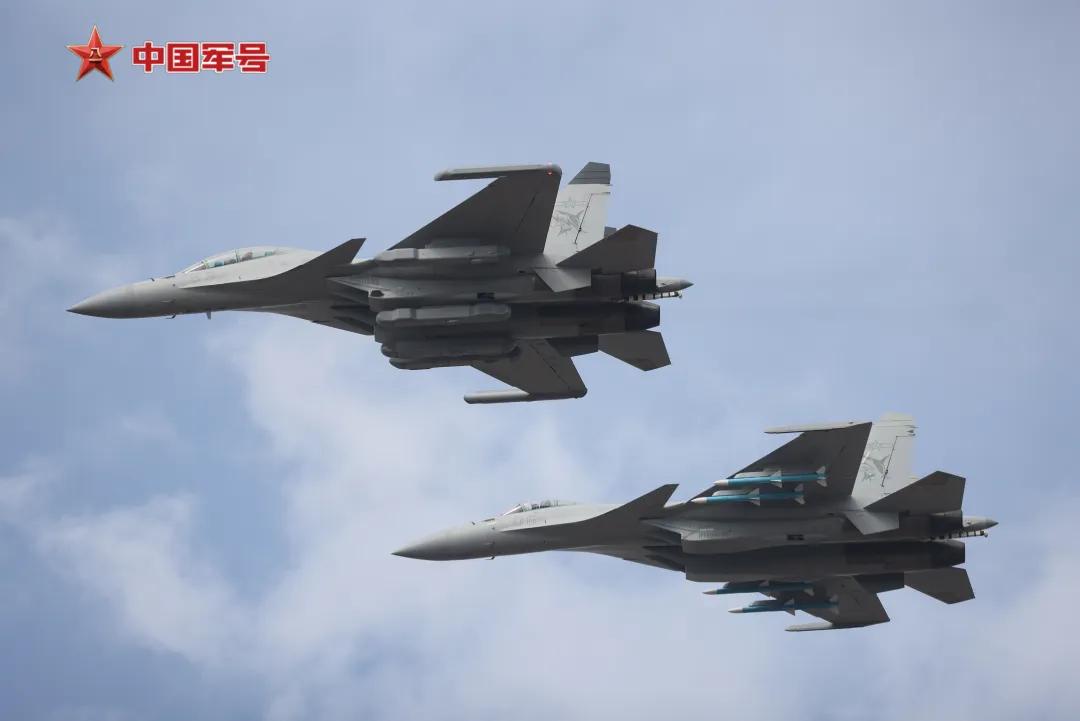 中国海军航空兵新篇章，歼15T与歼15D训练画面首度公开，战斗实力大增