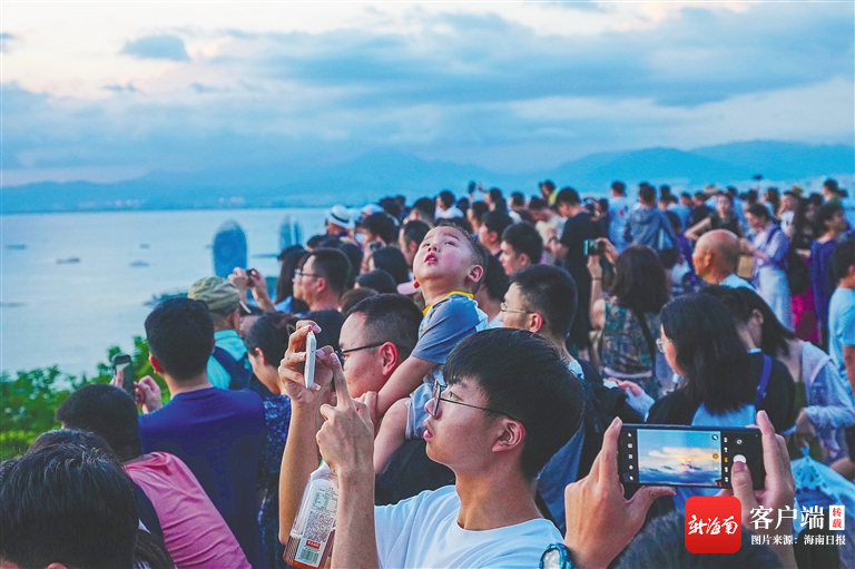 三亚游客带走祈福钱事件引发对道德行为与旅游文明的反思