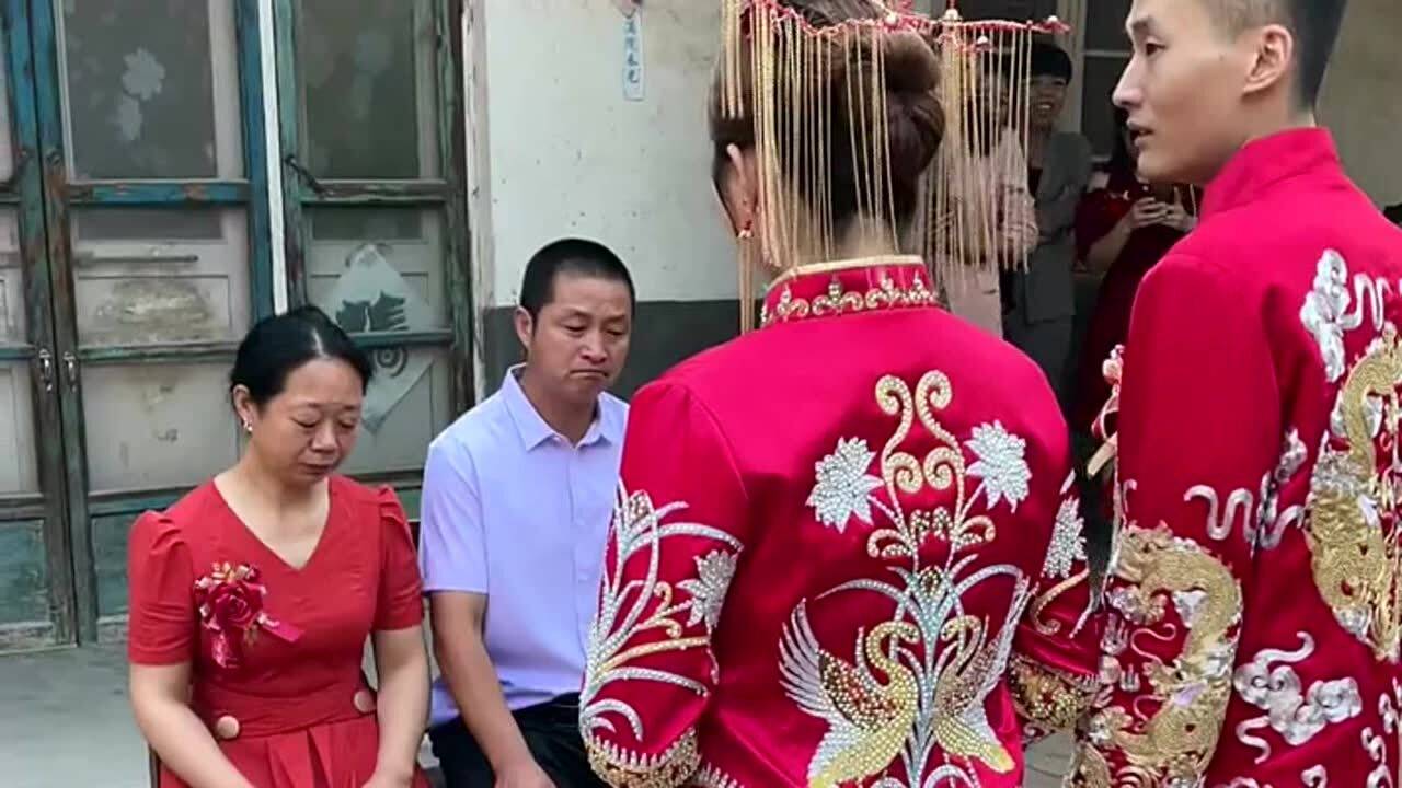 出嫁女儿回家拜年，父亲感动落泪的瞬间