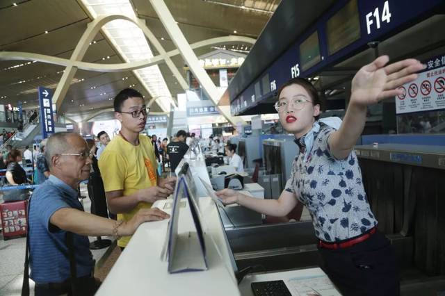 机场值机员撕毁旅客登机牌事件引发关注，反思与改进措施出炉