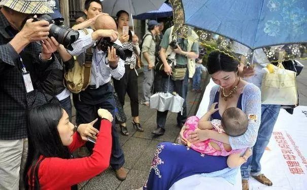 商家拒绝哺乳妈妈现场哺乳引发冲突与反思