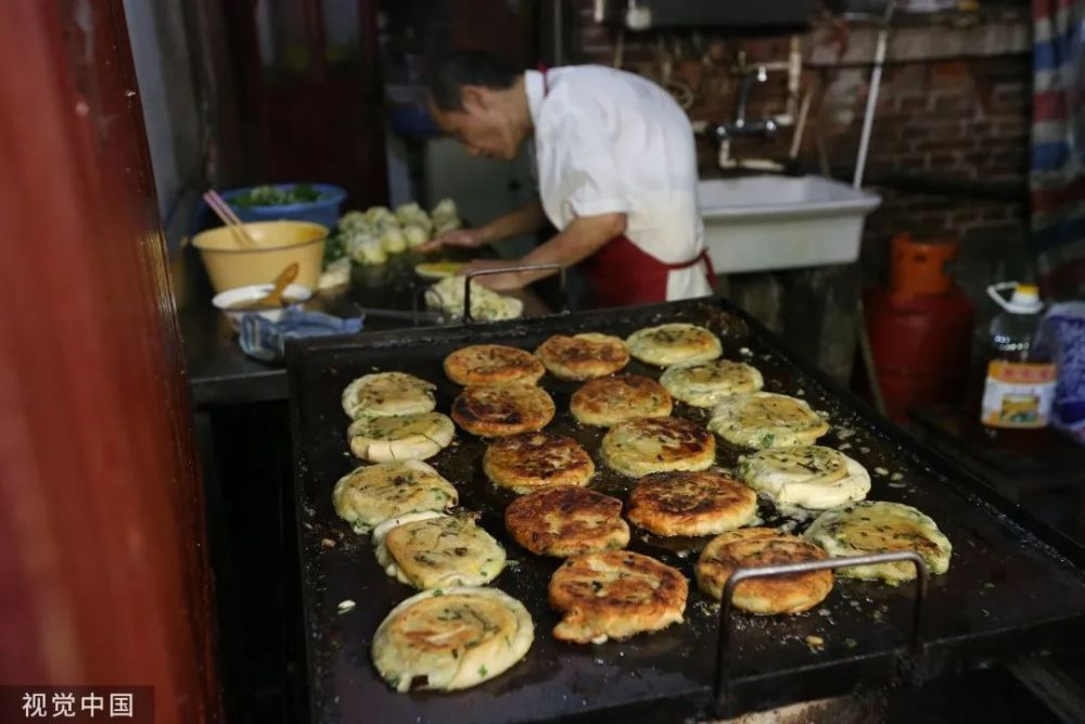 葱油饼老板跳投卖饼走红，美食与激情的绝妙交融