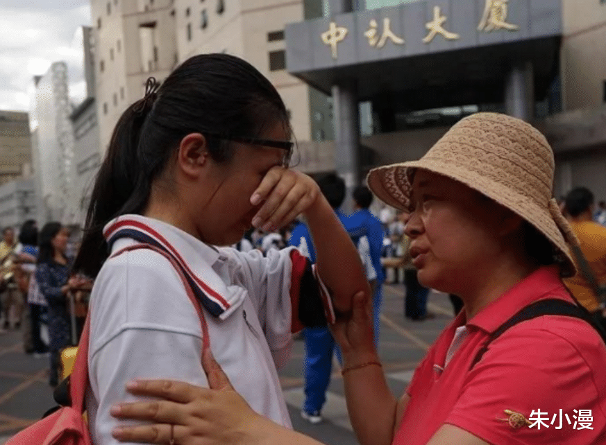 男孩开学发现昔日好友转学离别，深情难舍，崩溃大哭