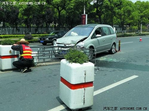 广州车主推开隔离墩现象背后的探究与反思